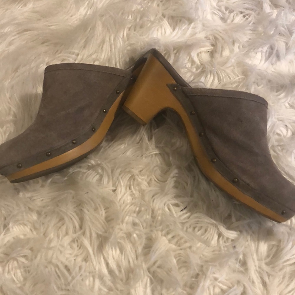American eagle clog